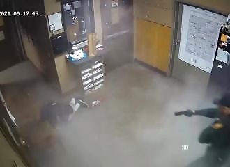 Il tente de s'enfuir du poste de police en utilisant un extincteur, il finit avec une balle dans la jambe