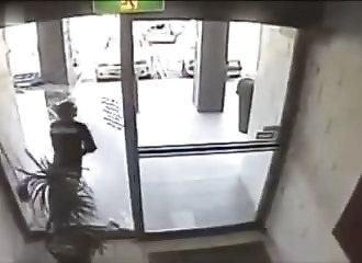 Après avoir commis un vol, un homme quitte un supermarché à toute vitesse !