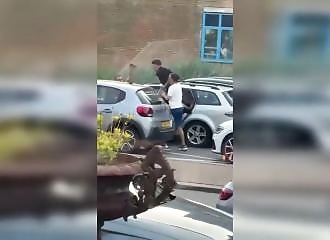 Bagarre en pleine rue juste devant le commissariat des  Pays-Bas