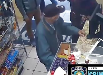 Un enfoiré de première s'attaque à un vieil homme de 82 ans