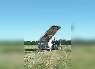 La benne d’un camion se disloque au moment de décharger de la terre