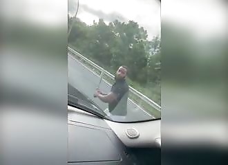 Il fracasse une voiture avec des enfants à l'intérieur