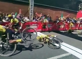 Cyclists fall just before the finish!