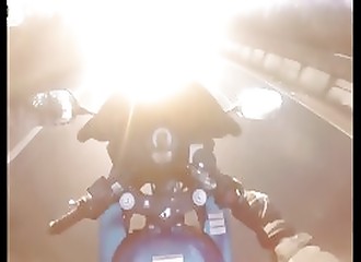 Aveuglé par le soleil, un motard percute brutalement un véhicule