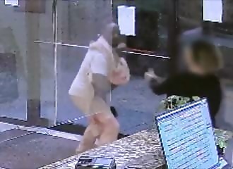 Une racaille frappe une secrétaire pour lui voler son sac à main