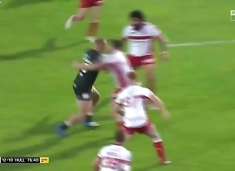 Sans l’aide de personne, un rugbyman se remet en place son genou déboîté