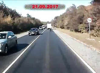 Russie : un motard meurt sous les roues d’un camion (PUBLIC AVERTI)