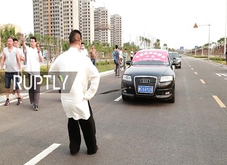 Chine : rien qu’à la force de ses testicules, il parvient à tracter quatre berlines Audi sur 8 mètres