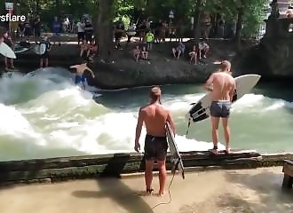 Un spot de surf au plein cœur de la ville de Munich (Allemagne)