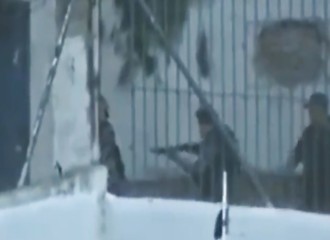 Au mauvais endroit au mauvais moment, un footballeur se prend une balle en pleine tête