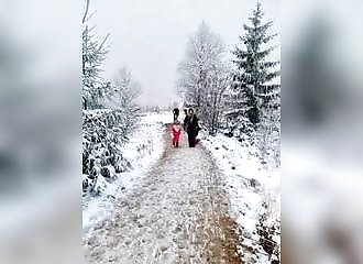 Pour se frayer un passage, un cycliste assène un coup de genou à une gamine (Belgique)