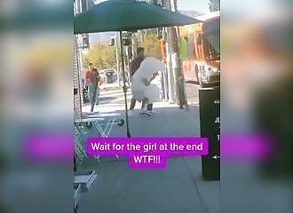 Un homme se fait attaquer par une grosse bite !