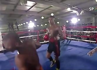 Un boxeur se met à combattre un opposant fantôme avant de s'écrouler