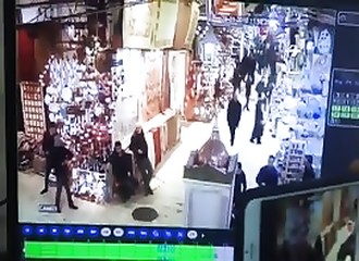 Fou de rage, il sort son pistolet pour tirer sur une… lampe
