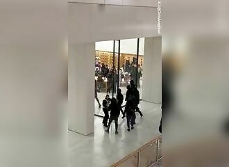  Blitz at an Apple Store in London
