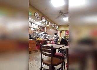 Elle a perdu son porte monnaie, mais exige un sandwich ! Et l'obtient