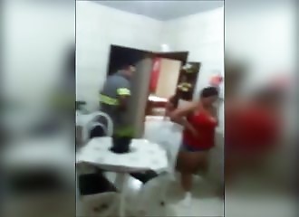 Surprise avec l'agent de la compagnie de gaz, une femme devient agressive (Brésil)