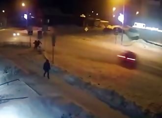 Une voiture hors de contrôle manque de faucher deux piétons
