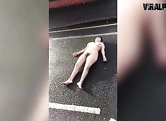 Angleterre : nue, elle s’allonge en travers de la chaussée pour méditer