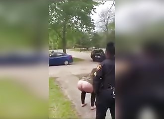 Elle montre ses fesses à un policière, ça se passe mal !