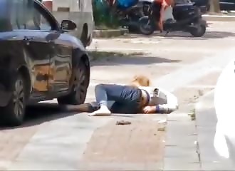 Un homme se fait attaquer par un chien, personne ne réagit !