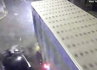 Il roule à une allure folle en ville et percute violemment un camion