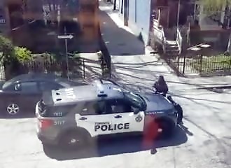 Armé d’une grosse pierre, un voleur de colis détruit une voiture de police (Canada)