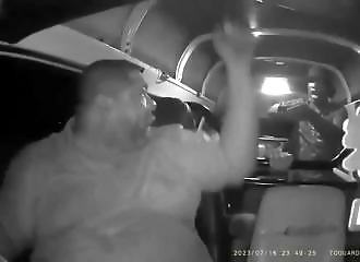 Hilarant : Face à des voleurs armés, ce taxi roule comme un fou pour les effrayer !