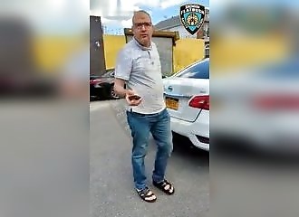 Il tente de voler le téléphone d'une vieille femme et roule sur celui qui le filme