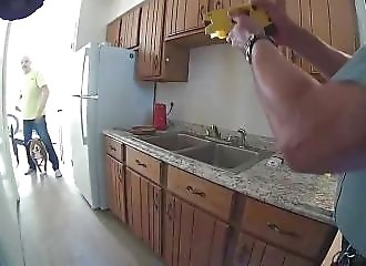 Il refuse de quitter son domicile et menace des policiers avec un couteau, il se fait tirer dessus