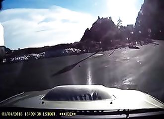 Un automobiliste fait une effroyable chute dans un ravin et s’en sort miraculeusement