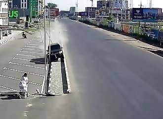Ukraine : l’automobiliste qui n’aimait pas les lampadaires…