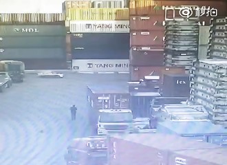 Dramatique et incroyable accident dans un port maritime en Chine