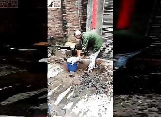 Chine : tout en rigolant, ce salopard ébouillante un chien (Public Averti)