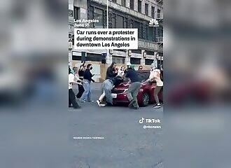 Des manifestants tente de stopper la mauvaise voiture