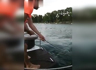 Un fêtard se plante une balustrade de bateau dans l’aisselle