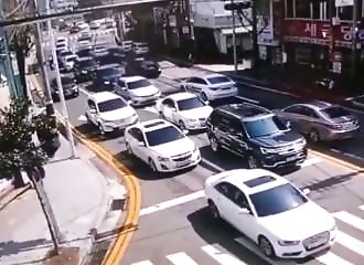 Un camion de livraison se désintègre après avoir perdu ses freins (Corée du Sud)
