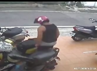 Un homme abuse sexuellement d’une voiture