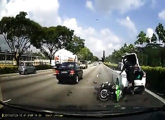 Une moto roule trop vite et s’encastre dans l’arrière d’une voiture