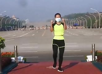 Elle donne un cours de fitness pendant qu’un coup d’État se déroule dans son dos