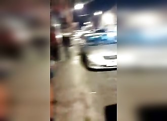 Un chauffard joue au bowling dans la rue