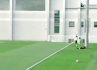 Émirats arabes : un footballeur se fait assommer par un poteau…