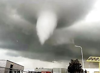 Il filme une tornade se former et emporter la maison des voisins