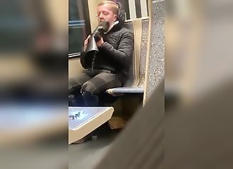 Il prend son casse croute dans le métro