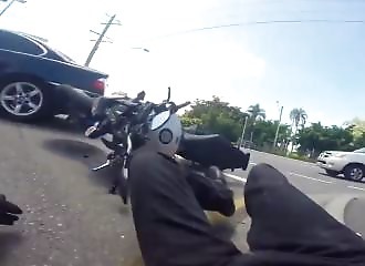 Intéressé par des filles, un motard oublie de regarder devant lui (Australie)