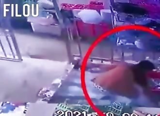 Pour échapper à la police, elle fait semblant de faire la vaisselle !