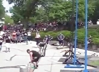 Assommer par le baril qu’il vient de lancer lors d’une épreuve de force