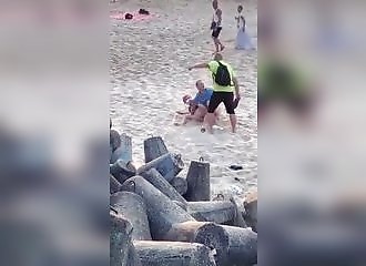 Il baise devant tout le monde à la plage, mais ce n'est pas au goût de certains !