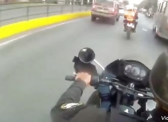 Policiers à moto foncent et percutent l'arrière d'une Chevrolet Spark