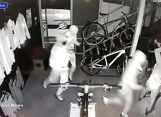A gang breaks into a store to steal €100,000 worth of bicycles